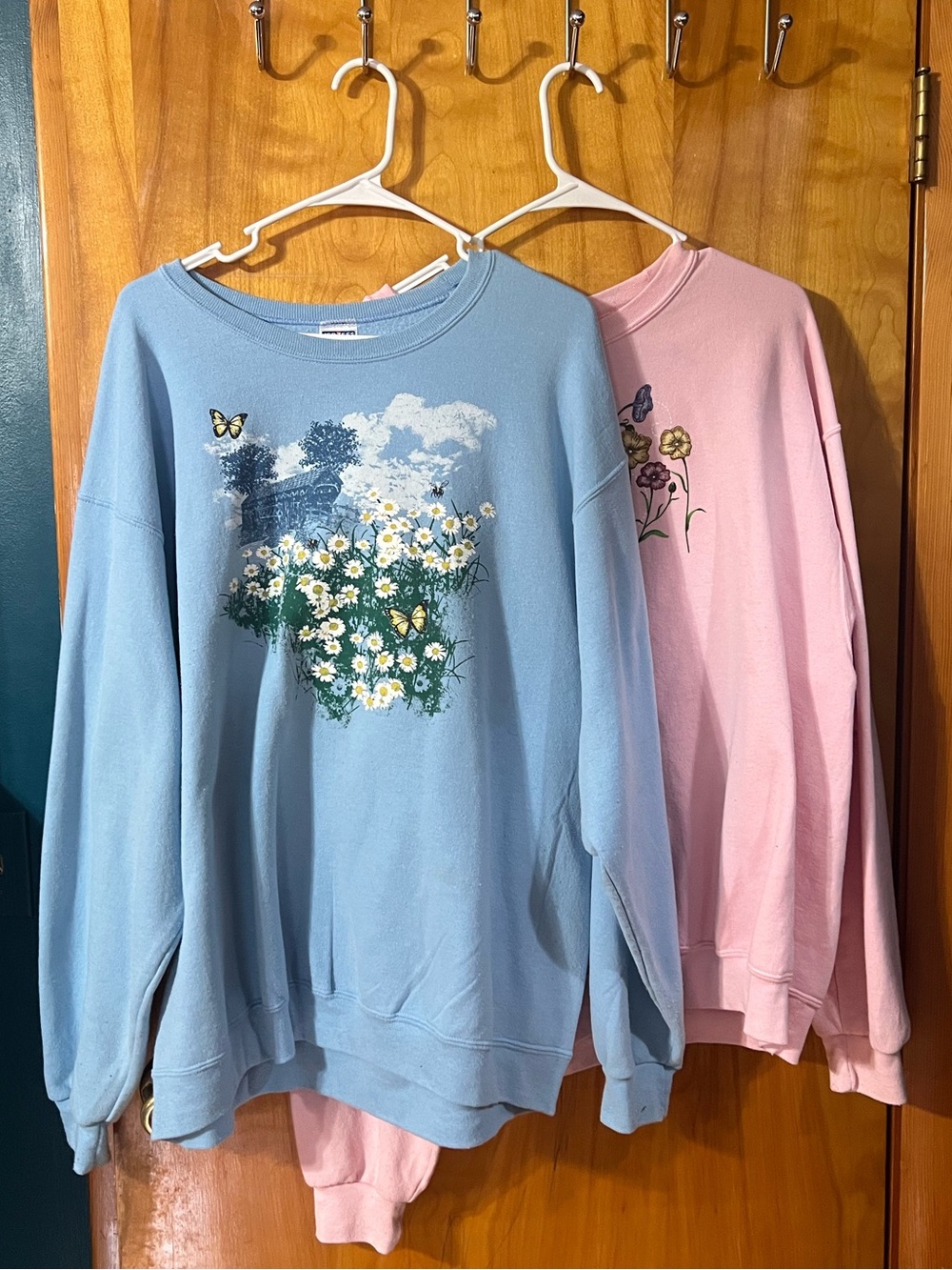 Vintage Crewneck Sweatshirts - Picture 2 of 3